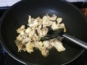 慢慢炒至鸡皮焦黄