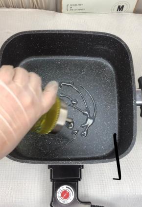 锅内倒油开火加热