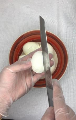 鸡蛋表面划几刀方便入味