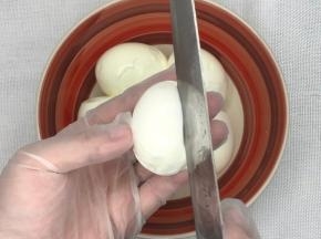 鸡蛋表面划几刀方便入味