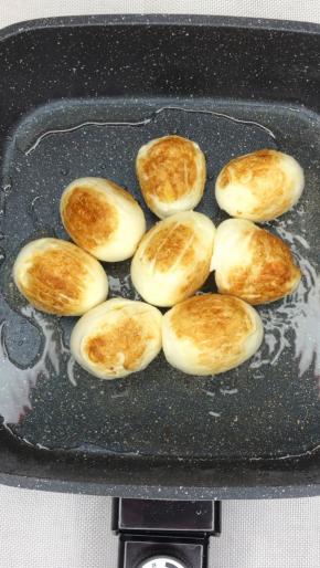 放入鸡蛋煎至表面金黄