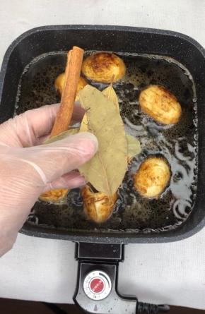 放入香叶和冰糖、桂皮