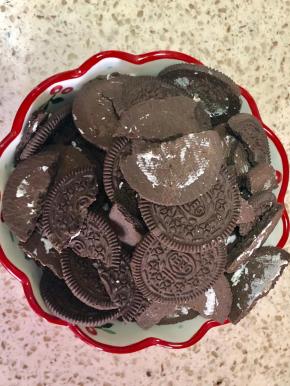 把奥利奥掰开，去掉中间的夹心