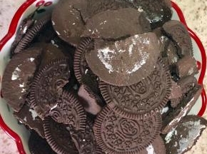 把奥利奥掰开，去掉中间的夹心