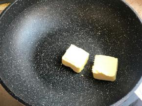 锅中放黄油，小火融化