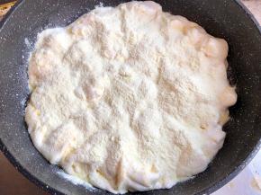 棉花糖融化后放入奶粉搅匀