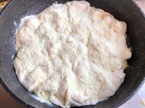 棉花糖融化后放入奶粉搅匀