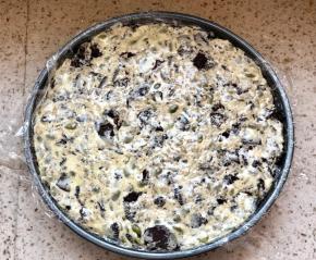 准备一个深盘，铺好保鲜膜，把雪花酥放入定型，等待凉透变硬