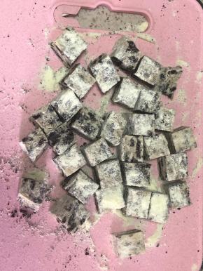 撒少许奶粉，切块，就可以吃啦