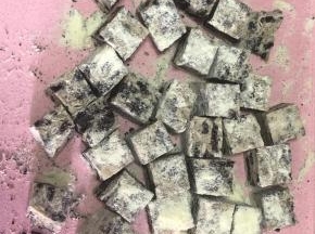 撒少许奶粉，切块，就可以吃啦