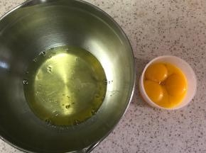 分离蛋黄和蛋清，蛋黄和牛奶玉米油混合搅匀