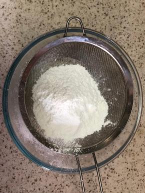 放入粘米粉和糯米粉拌匀