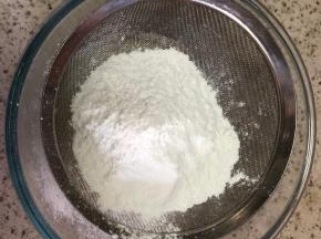 放入粘米粉和糯米粉拌匀