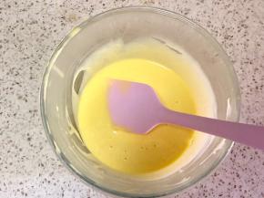 混合搅匀蛋黄糊