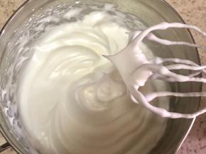 打发蛋白分三次加糖至干性发泡