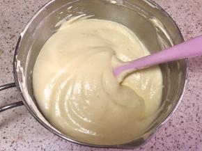 混合蛋白和蛋黄糊