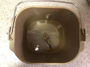 准备面包机的桶，放入水，油，糖盐