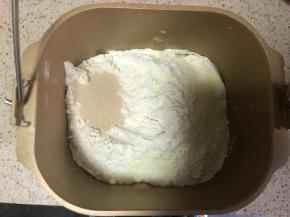 放上面粉，奶粉，还有酵母