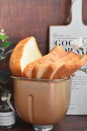 很多人用面包机做面包不成功，做出来什么形状都有，或许是配方的问题哦