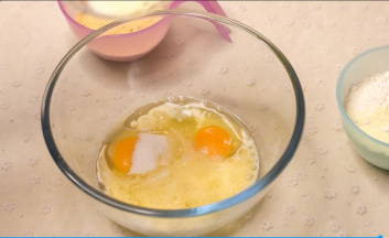 鸡蛋混合牛奶、炼乳、糖