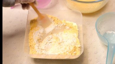 玉米面、面粉、奶粉搅匀