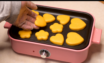 锅中少刷点油，放饼胚