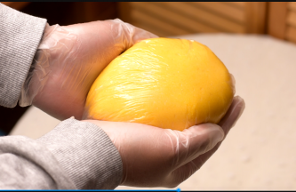 和面成一个面团，放入冰箱冷冻25分钟，鸡蛋有大有小，根据实际情况增减面粉即可