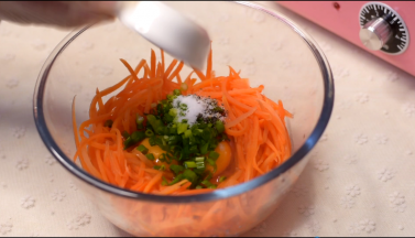 胡萝卜丝和鸡蛋、小葱、黑胡椒碎半小勺、糖半小勺、盐半小勺混合搅匀