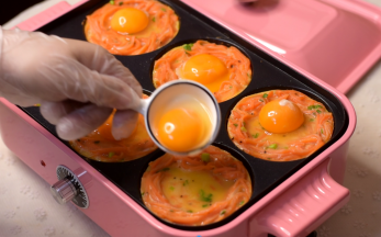 盖盖子闷几分钟，底部面糊凝固，放一个蛋黄