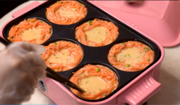 倒入胡萝卜丝，围成鸟巢形状，锅开中火