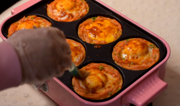 再闷几分钟直至蛋黄熟透，刷烧烤酱