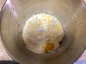 准备所有的食材除了黄油放入厨师机盆中，酵母不要和盐直接接触，酸奶我用的是非常稀的那种，用了175左右，如果是特别稠的，根据实际情况增加克数