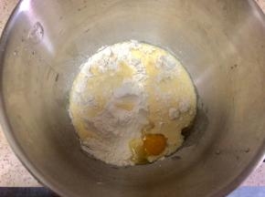准备所有的食材除了黄油放入厨师机盆中，酵母不要和盐直接接触，酸奶我用的是非常稀的那种，用了175左右，如果是特别稠的，根据实际情况增加克数