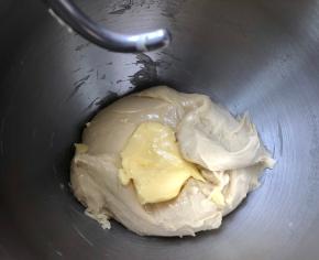 揉面8分钟后加入软化黄油继续揉8分钟
