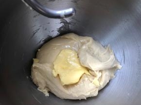揉面8分钟后加入软化黄油继续揉8分钟