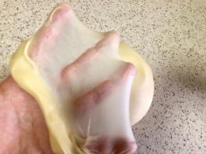 可以扯出比较薄透的手套膜即可