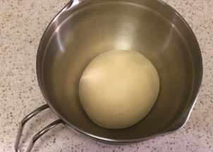 盖保鲜膜室温醒发两倍大