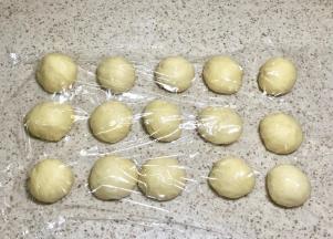 排气后分成15个面团，盖保鲜膜醒面20分钟