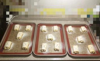 翻过来，把几个面团都做完，二发，然后筛面粉，割口