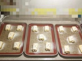 翻过来，把几个面团都做完，二发，然后筛面粉，割口