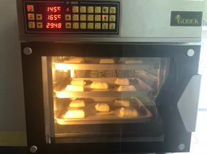 提前预热风炉165度，如果是普通烤箱180度即可，烘烤10分钟