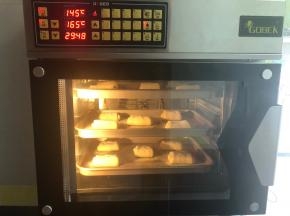 提前预热风炉165度，如果是普通烤箱180度即可，烘烤10分钟