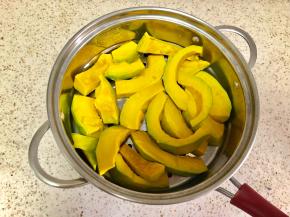 准备南瓜约300克左右蒸熟，蒸20分钟左右