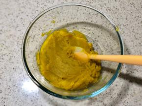 取南瓜泥约280克，捣碎，因为品种不同，如果像紫薯一样特别干，酌情加水，总共的南瓜泥是280克即可，冰箱冷藏后使用
