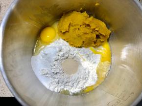 除黄油外所有材料放入厨师机中，酵母和盐不要直接接触，缓慢加入牛奶根据面团吸水情况酌情增减，我的南瓜泥冷藏后有些干，水量实际用了135左右，根据实际来调整水量哦