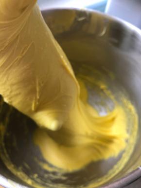 3速揉8分钟左右加黄油继续揉7分钟至拓展状态可以扯出手套膜