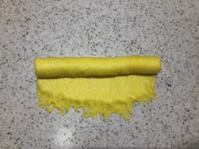 排气后分成12个，醒面20分钟，擀开，压薄底边，卷起