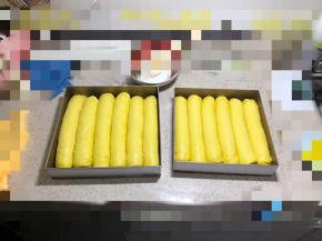 准备2个28×28的加深烤盘，二发，这个天气比较热，我是放烤箱里放两杯热水，发酵大约45分钟，发至如图状态，表面刷一层牛奶，风炉预热165度