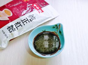 纯正红糖中加入少许温水，将红糖融化，搅拌均匀。(水不要太多，可以把红糖化开就可以)