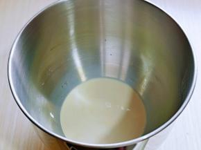 将牛奶，化开的红糖倒入厨师机桶中。(牛奶量根据实际情况增减，因为不同面粉吸水性不同)